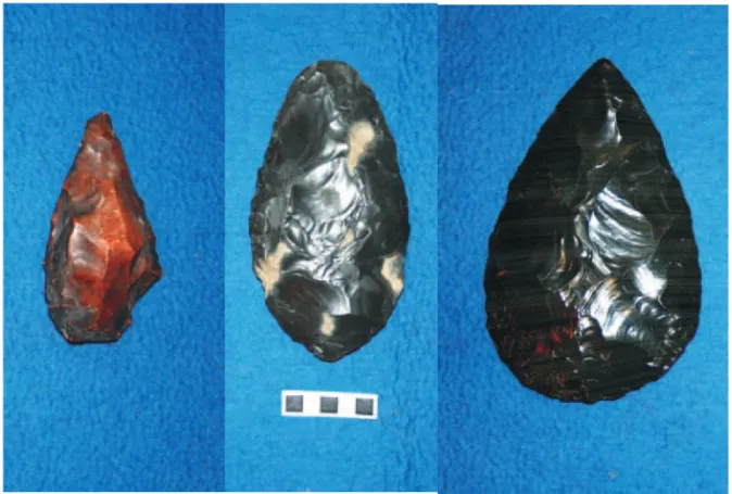 Figura  10  –  a  indústria  lítica  olduvaiense,  que  recebe  esse  nome  por  ter  sido  encontrada  inicialmente na Garganta de olduvai, no Leste africano, é representada aqui por  dois seixos com as respectivas lascas removidas.