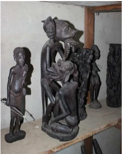 Figura 8 – Escultura shetani na loja da associação de escultores de Nandimba em contraste com  peças de outros estilos (Planalto de Mueda/Moçambique)