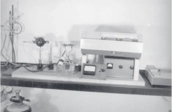 Figure 3. The first atomic absorption spectrometer constructed in Latin America. From left, gas reservoir (bottom) with tubing,  mag-nesium hollow cathode lamp, sample introduction port (platform type), flame, Beckman DBG spectrophotometer acting as a FAAS