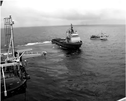Fig. 4. Supply-boat positioned between the platform and the tuna live bait-boat. Santos basin,  2001