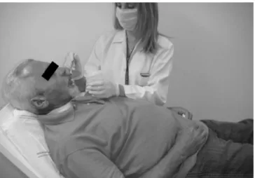 Figure 2. Maneuver of backward posture of the head supported on  the stretcher