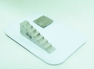 Figure 2. Image of the stepwedge, lead plate and radiographic ilm,  positioned for the radiographic exam.