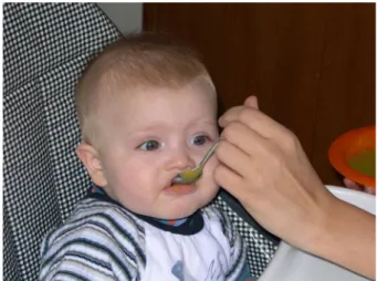 Figure 5 – Since 6 months of age, the use  of spoons with bowl depth is necessary, to  stimulate the dragging movement of the upper  lip 