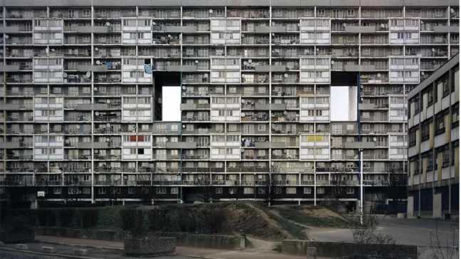 Fig. 42 - Edifício Les Quatre Mille, construído em 1966 na periferia de Paris e que, em 1971, chegou  a albergar 17 mil habitantes