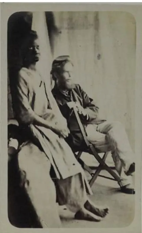 Figura  1.  Manuel  Sertório  de  Almeida  Aguiar  parece  estar  sentado numa das cadeiras usadas para os retratos, com o lençol  em fundo e um rapaz ajudante, em primeiro plano