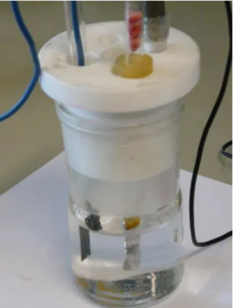 Figura 2.7: Montagem experimental para os ensaios de electrodegradação do fenol, mostrando o VoltaLab TM  32  System e a célula electroquímica utilizada