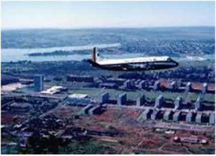 Figura 6 –  Avião sobrevoando a esplanada dos ministérios e área central da cidade dos anos 1980