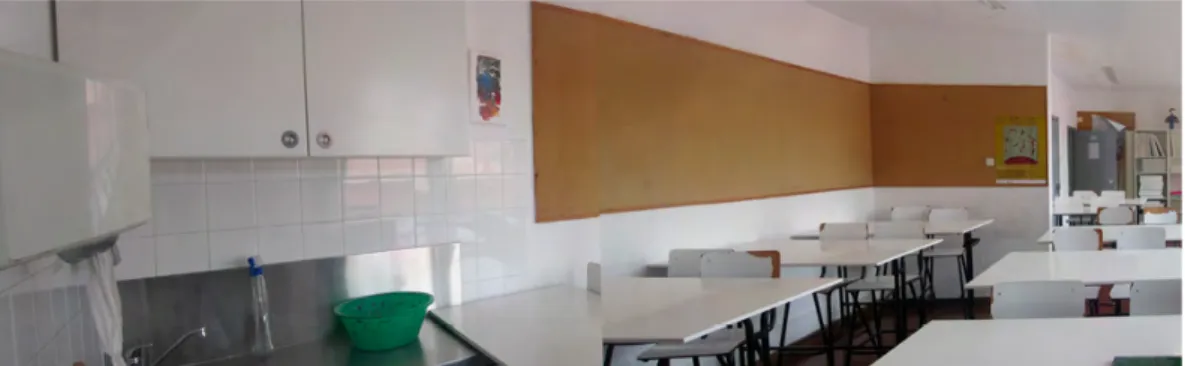 Fig. 11 - Vista da sala de Desenho. Estante de apoio ao professor à  direita, janelas e arrumação das capas ao fundo