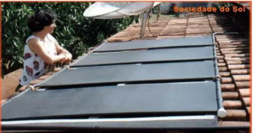 Figura 1 - Família beneficiada com um Aquecedor Solar de Baixo Custo (ASBC) de 400 litros  Fonte: Sociedade do Sol (2003) 