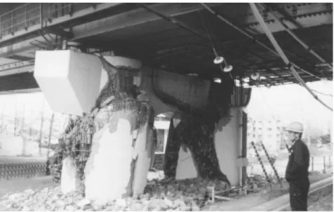 Fig. 2.7 - Rotura de um suporte em pórtico durante o sismo de Hyogo-Ken Nanbu (1995). 