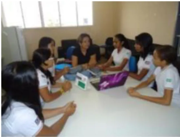 Foto 1: Orientação as alunas do projeto INCUTEC (2012) 