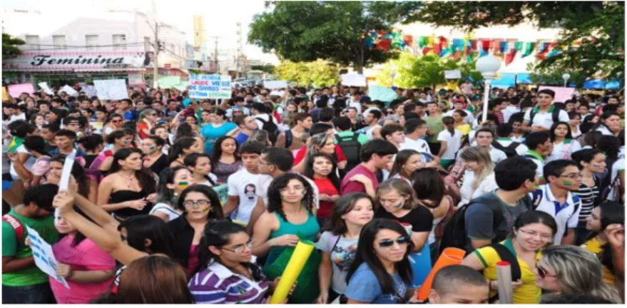 Foto  3:  concentrações  do  MPA  na  Praça  do  Pax,  no  Centro  de  Mossoró,  local  tradicional  de  manifestações  populares  (capa  do  Jornal De Fato, em 21 de junho de 2013)