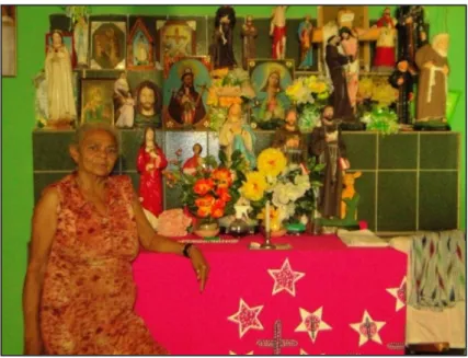 Foto 05: Mãe de santo Dona Luizinha,   em frente ao altar da Tenda Santa Helena (2011).