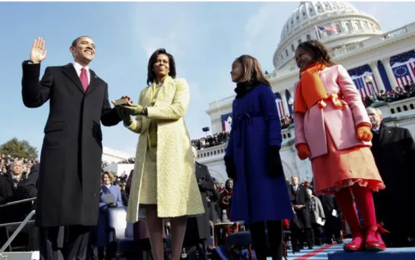 Figura 9 – Barack Obama (E) assume presidência dos EUA ao lado de sua esposa Michelle e das filhas Sasha  (D) e Malia 