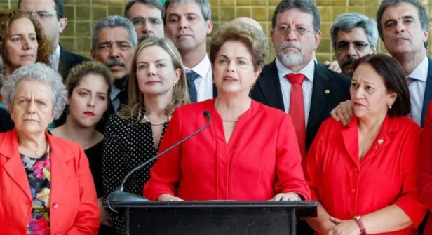 Figura 10 – Dilma Rousseff, ministras/os e deputadas/os e senadoras/es da base aliada, em pronunciamento após  votação final do impeachment