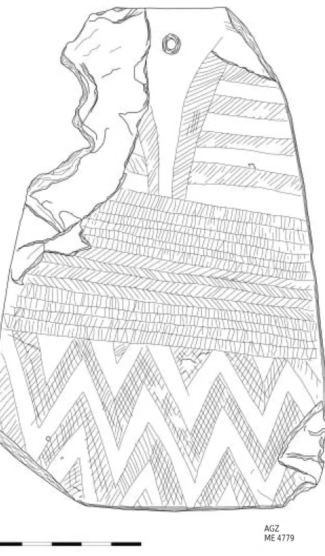 Fig. 11 Placa de xisto gravada da Anta Grande do Zambujeiro, idêntica a uma do tholos do Escoural: ziguezagues como motivo dominante e um alto separador Cabeça – Corpo.