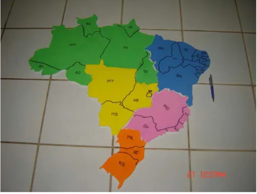 Figura 1 - Mapa tátil do Brasil montado e exposto no chão da sala de aula. 