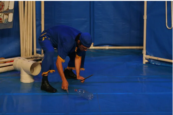 Figura 20: Azul percute uma garrafa plástica que se movimenta no chão; tem início a manifestação das Formas Animadas (foto: Marcelo Dishinger, 2005).