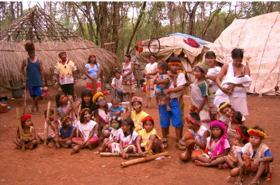 Figura  06. Foto famílias e crianças Kaiowá no Tekohá recuperado em março de 2008.  