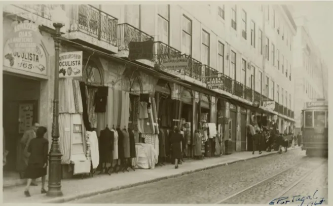 Figura 1.5): Estabelecimentos comerciais na rua dos Fanqueiros em 1947. Autor: Portugal,  Eduardo