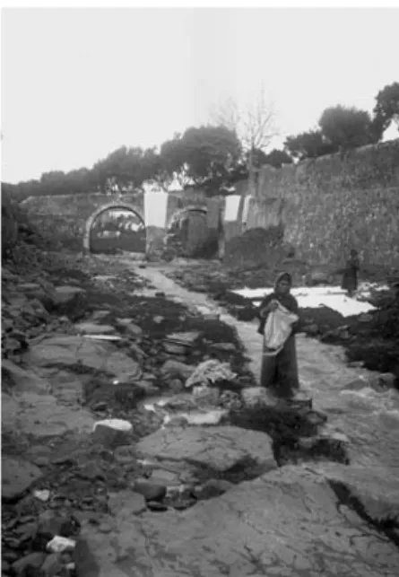 Figura 6. Lavagem de roupa na ribeira de  Alcântara na zona da Quinta da Rabicha  (década de 1940).