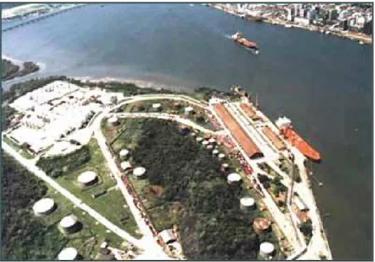 Figura 12. A Ilha Barnabé, em foto da década de 90 – Terminal isolado para granéis  líquidos perigosos, como combustíveis e produtos químicos (Foto da CODESP)