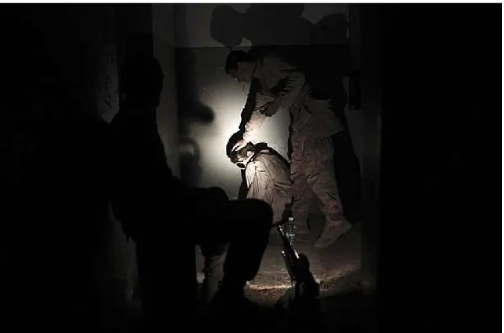 Figura 2: Interrogatório de um prisioneiro do exército norte-americano 