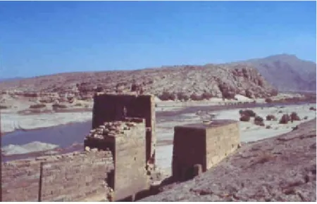 Figura 2-1 – Vista do local da barragem de Marib no Iémem, com pormenor da zona  dos descarregadores e do vale a jusante (NABATAEAN, 2007)