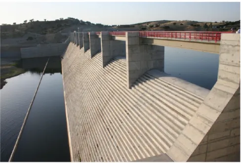 Figura 2-16 – Barragem gravidade de betão compactado com cilindro de Pedrógão no rio  Guadiana, em Portugal (INAG, 2007)