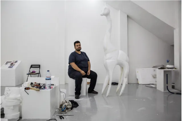 Figura 3 - Naufus Ramírez-Figueroa na preparação da sua exposição Shit Baby and The Crampled Girafe  na Kunsthalle Lissabon, onde utilizou a galeria como estúdio até à sua inauguração