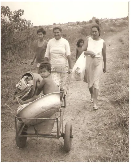 Figura 3 – Vila Paranoá: mulheres indo lavar roupas. 