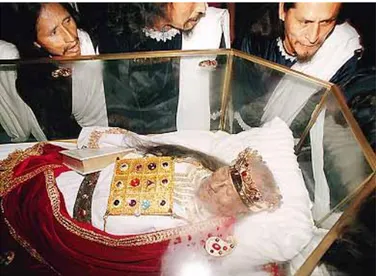 Figura 10. Ezequiel fallecido en la urna de cristal. Fue  ataviado con la  túnica sagrada y joyas propias de la realeza