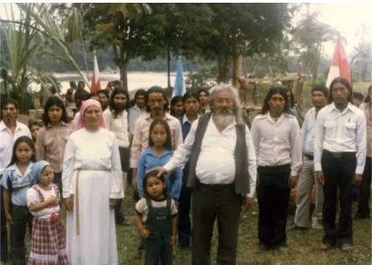 Figura 1. Ezequiel en las colonias de la selva durante los primeros años.  Ezequiel está  situado en el centro de la imagen, en primera fila acompañado, tras él, de  numerosos 