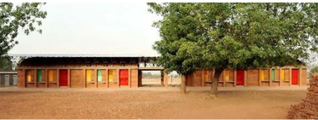 Fig.  17  Ampliação  de  uma  escola  recorrendo  à  autoconstrução e aos blocos de adobe fabricados  localmente como material de construção, Burkina  Faso,  Kéré  Architecture;   http://www.kere-architecture.com/projects/school-extension-gando/