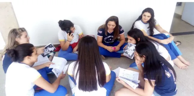 Figura 18 - Grupo estudando o Mangá no corredor do colégio. 