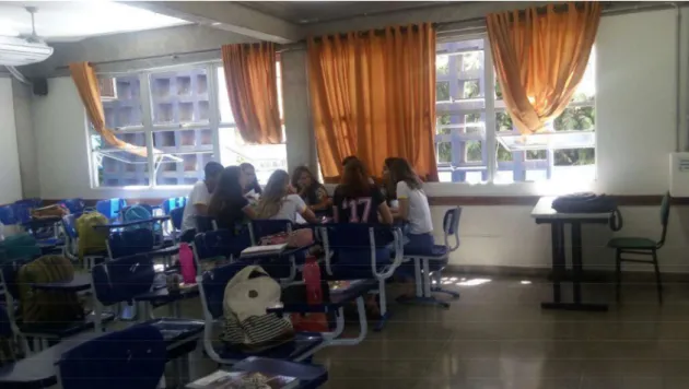Figura 20 - Grupo estudando o Mangá dentro da sala de aula. 