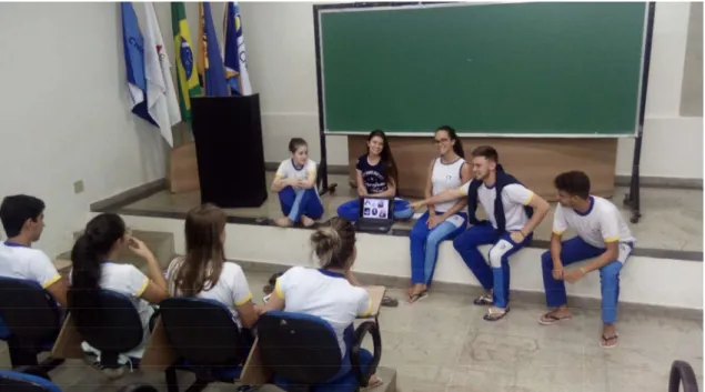 Figura 22 - Grupo estudando o Mangá no auditório do colégio. 