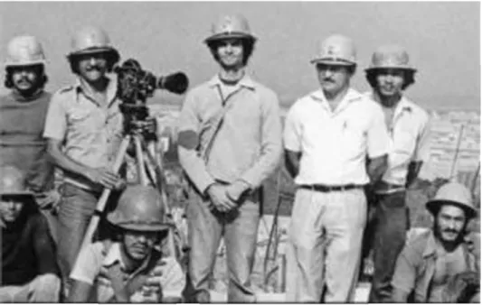 Figura  3  -  A  equipe  de  filmagem  de  Conterrâneos  confraterniza  com  trabalhadores  no topo  do  Edifício  do  Banco  Central  ainda  em  construção  (1997).