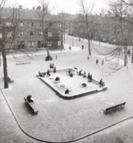 Fig.  52  -  Primeiro  parque  infantil  realizado  por  Aldo Van Eyck, Bertelmanplein, Amesterdão