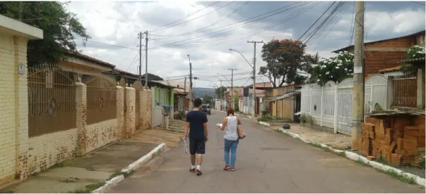 Figura 7 - Fotografia de uma rua residencial típica da Vila Planalto. Note que a arborização está toda no 