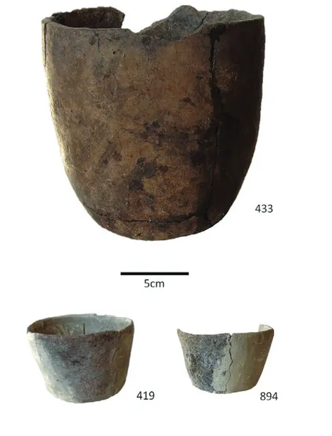 Figura 8 – Vasos tronco‑cónicos invertidos da Gruta das Redondas.