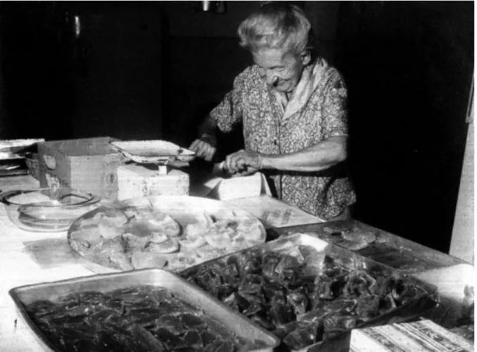 Figura 9.  Cora Coralina preparando seus doces de frutas cristalizadas para a venda