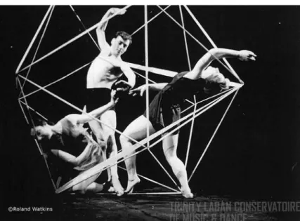 Ilustração 14- Três estudantes em um icosaedro no Art of Movement Studio, Manchester, 1949 Foto: Fotografia: Roland Watkins