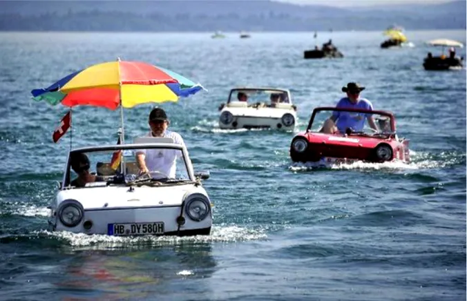 Figure 11 – ‘Amphibious Car Meet in Switzerland’.  Encontro anual de veículos anfíbios, adaptados para  de deslocarem tanto em terra como em água