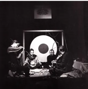 Fig. 1 The Pocket Theatre, New York 1964  Tony Conrad, Marian Zazeela, La Monte Young &amp; John Cale  (Fotografia de George Maciunas) 