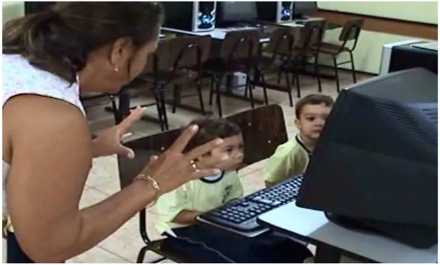 Foto 10- Professora e Crianças em atividade, utilizando software - som e imagem  