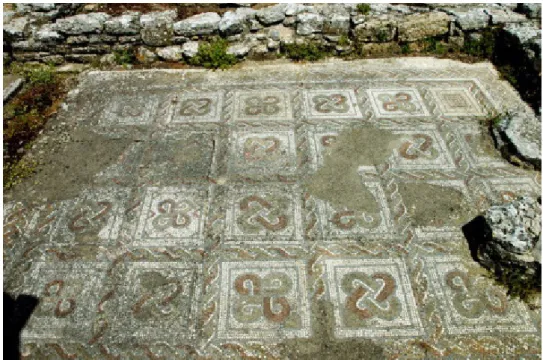 Fig. 7. Mosaico con motivos geométricos en San Miguel de Odrinhas (Fotografía del autor)