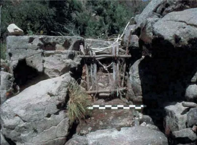 Figura 14. Rio Tâmega, porta improvisada no canal de pesca. Canal, Abragão, 1986