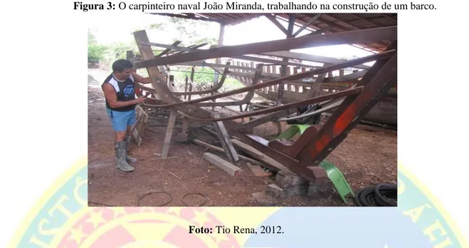 Figura 3: O carpinteiro naval João Miranda, trabalhando na construção de um barco. 