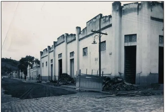 Figura  4.  Café  secando  na  rua  após  inundação  de  1946,  atual  Av.  Constantino  Pinto